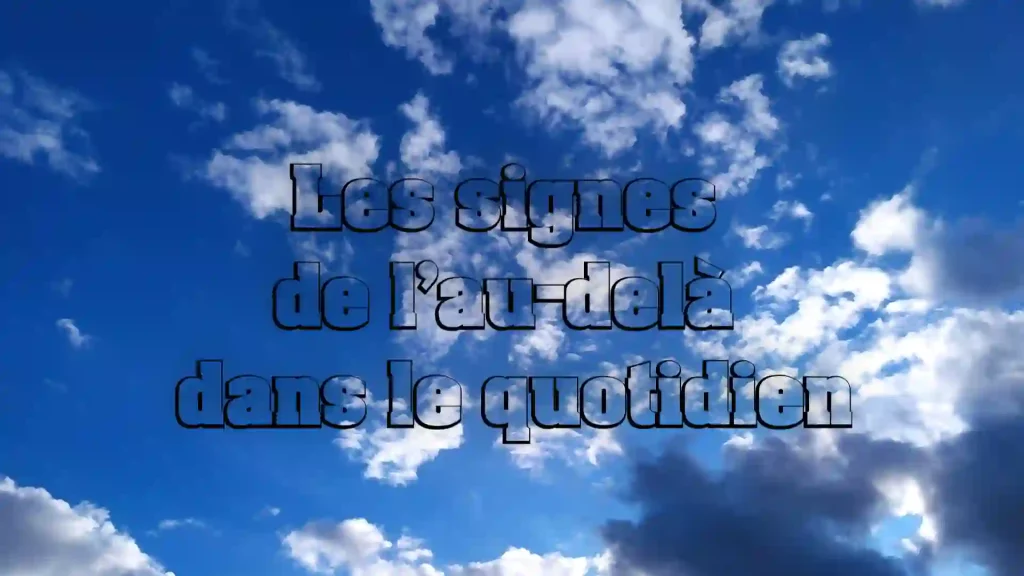 Ciel bleu avec des nuages blancs – illustration des signes subtils de l’au-delà dans le quotidien
