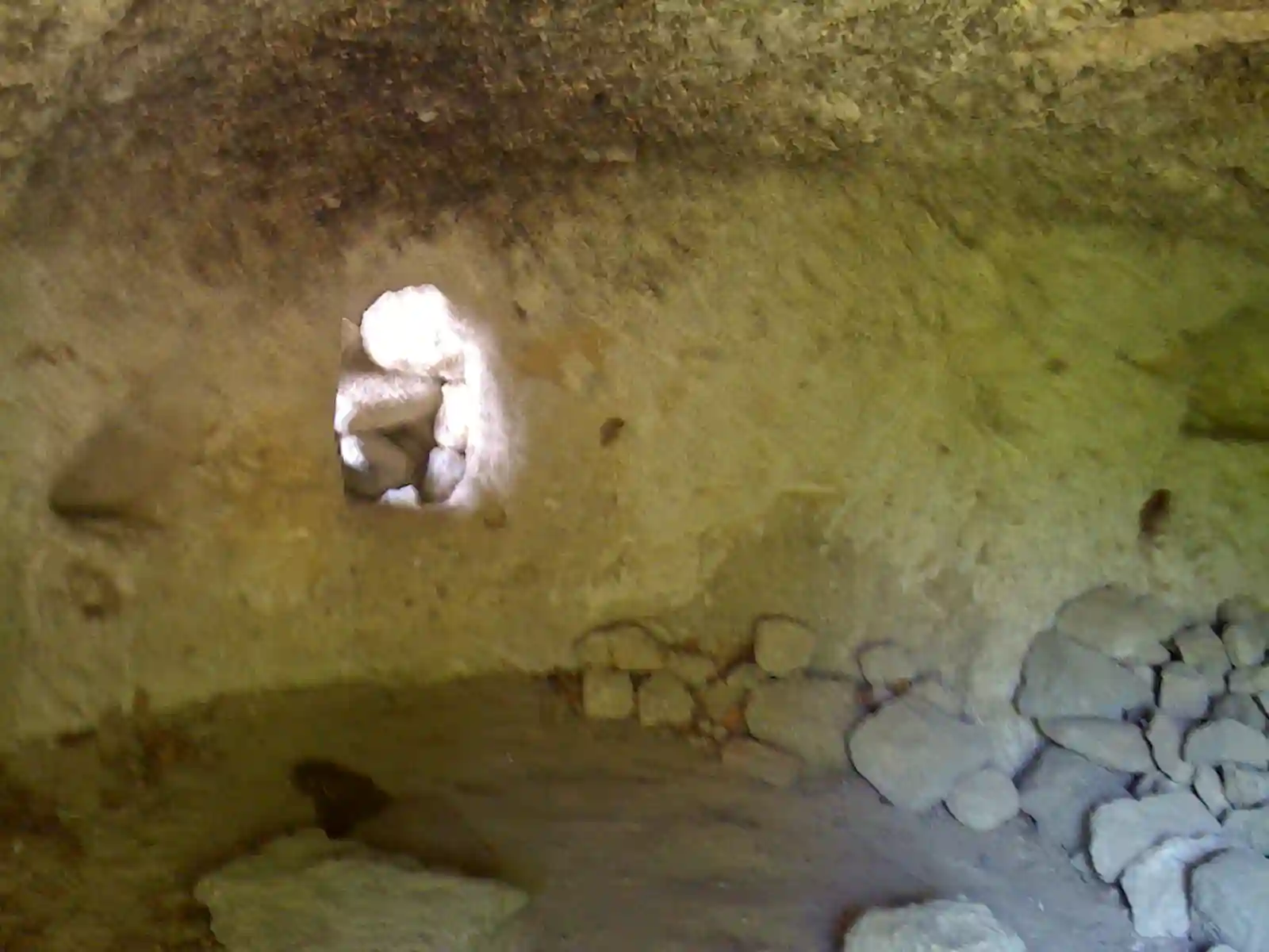Intérieur d'un troglodyte avec présence spirituelle, Volcans d’Auvergne