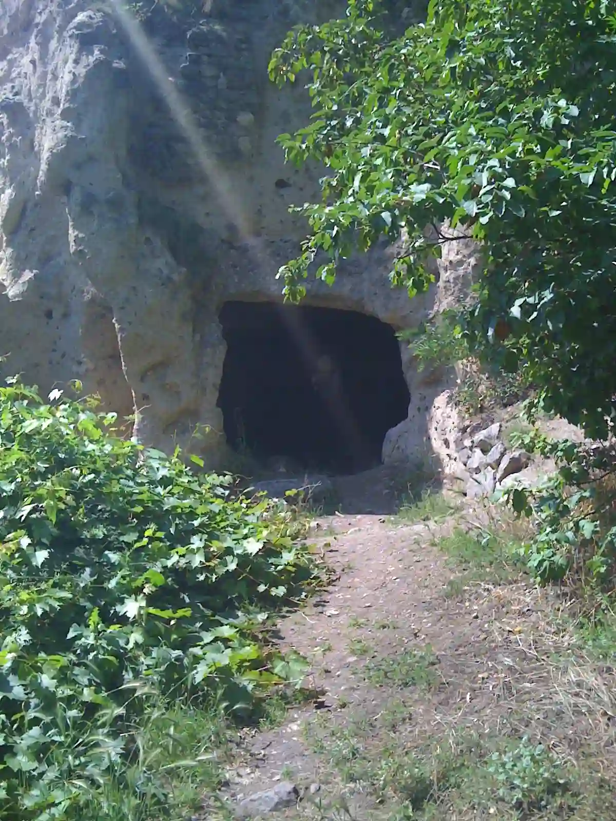 Entrée du troglodyte illuminée, Volcans d’Auvergne