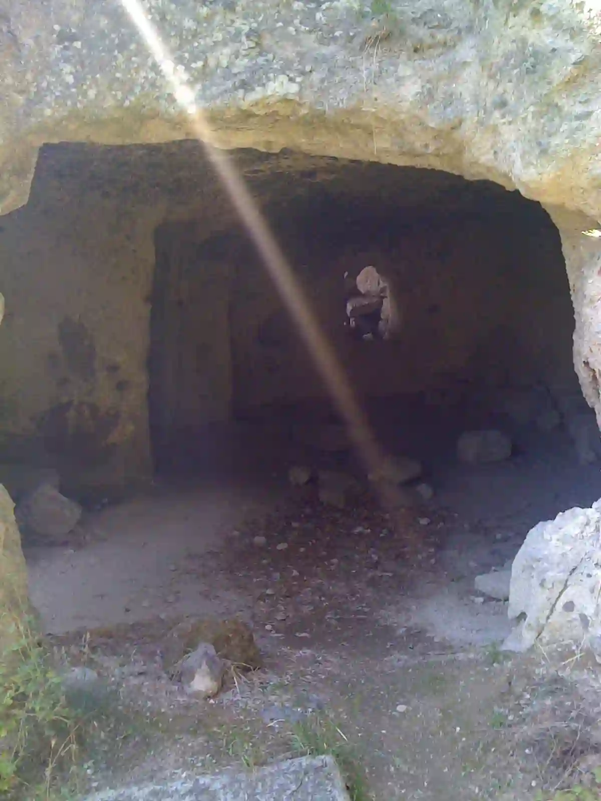 Lumière filtrant au plafond du troglodyte dans les Volcans d’Auvergne