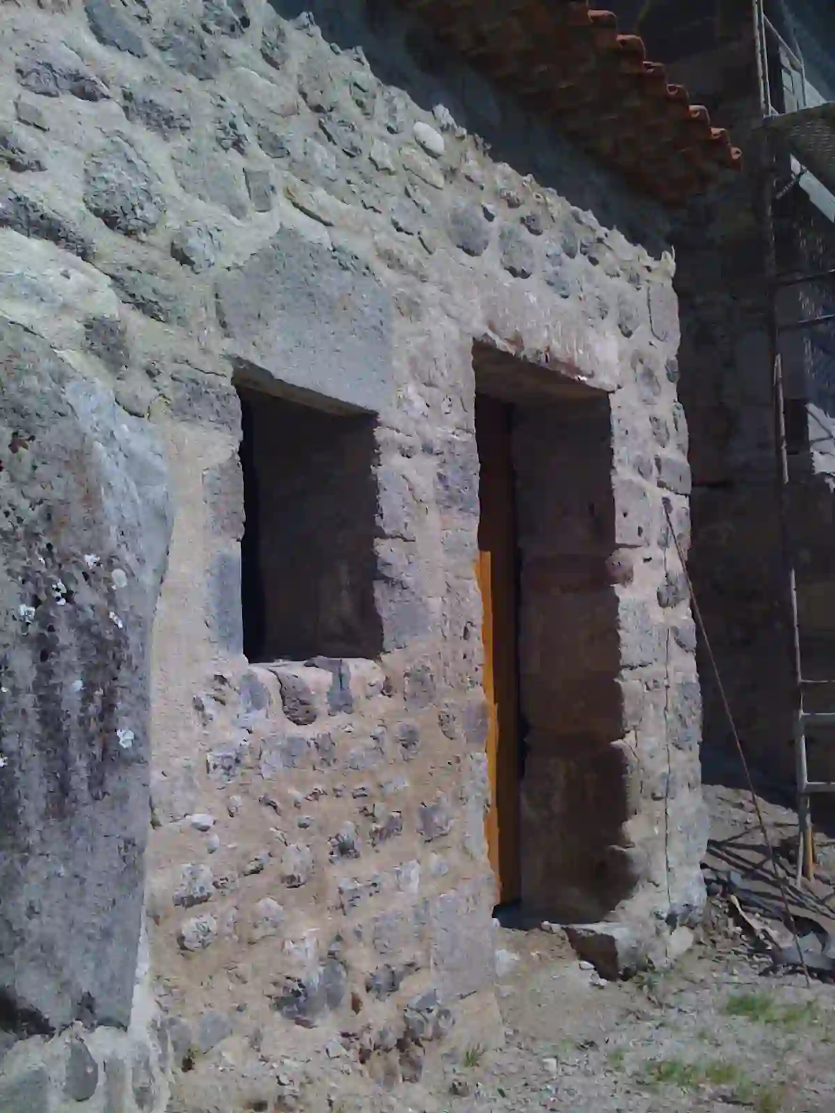 Porte et fenêtre d'une maison troglodyte dans les Volcans d’Auvergne