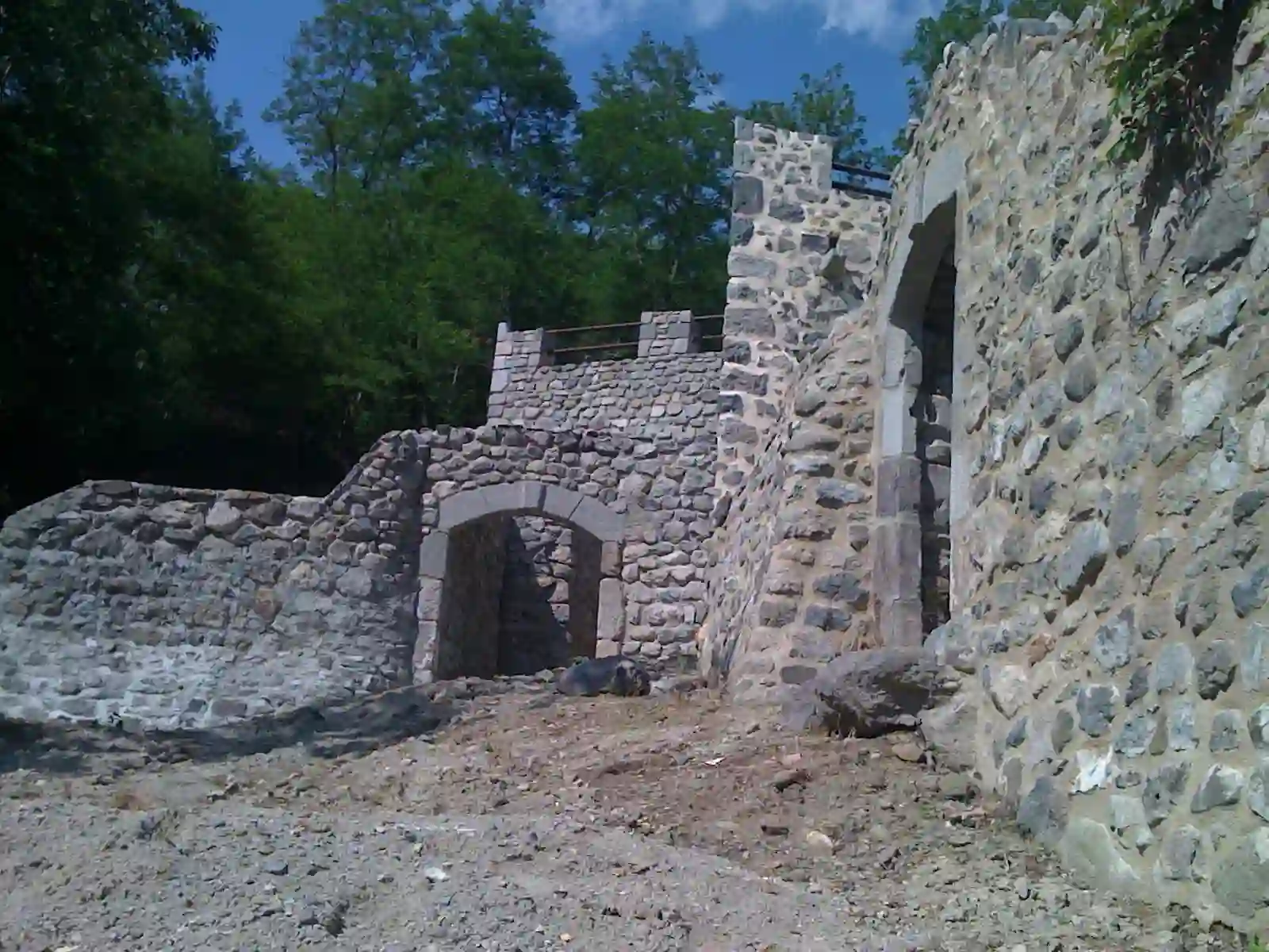 Vestiges d'un ancien village troglodyte dans les Volcans d’Auvergne
