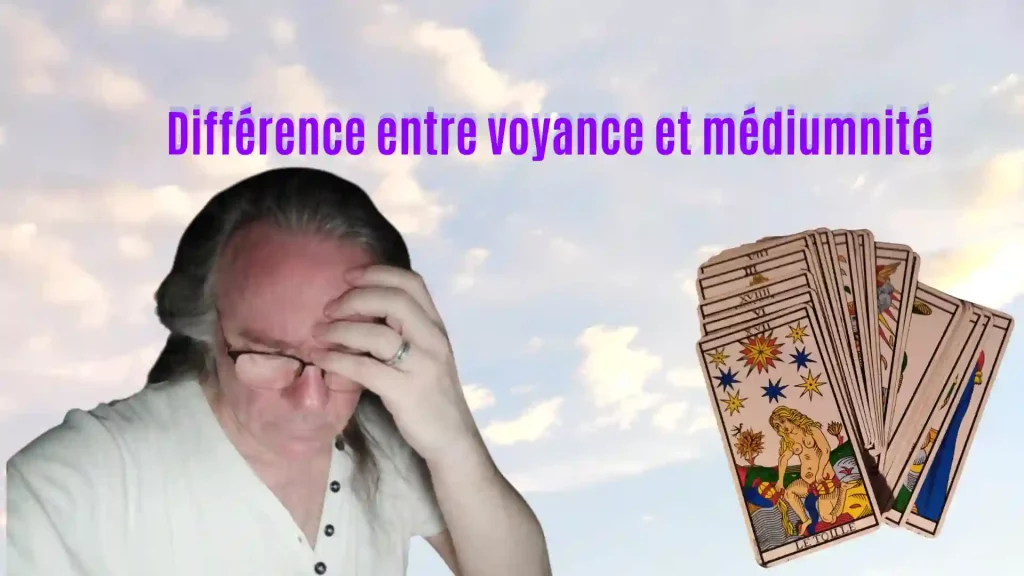 Jean Claude Dewulf explique la différence entre voyance et médiumnité avec des cartes de Tarot, ciel bleu en arrière-plan.