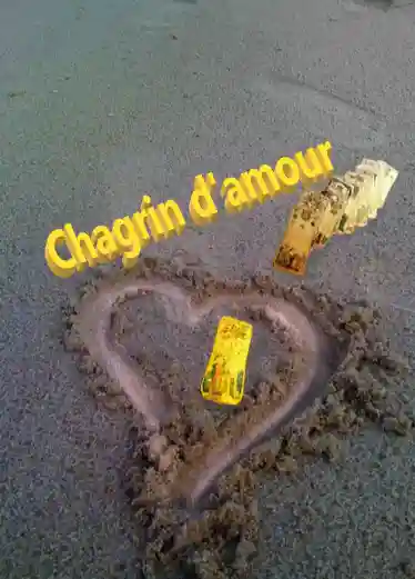Cœur dessiné sur sable de plage avec cartes de tarot de Marseille pour consultation voyance amour