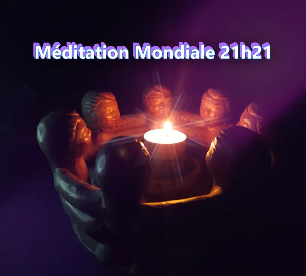 Sculpture en terre cuite représentant des personnes en cercle se tenant par la main autour d’une bougie allumée, symbole d’égrégore pour la méditation mondiale 21h21.
