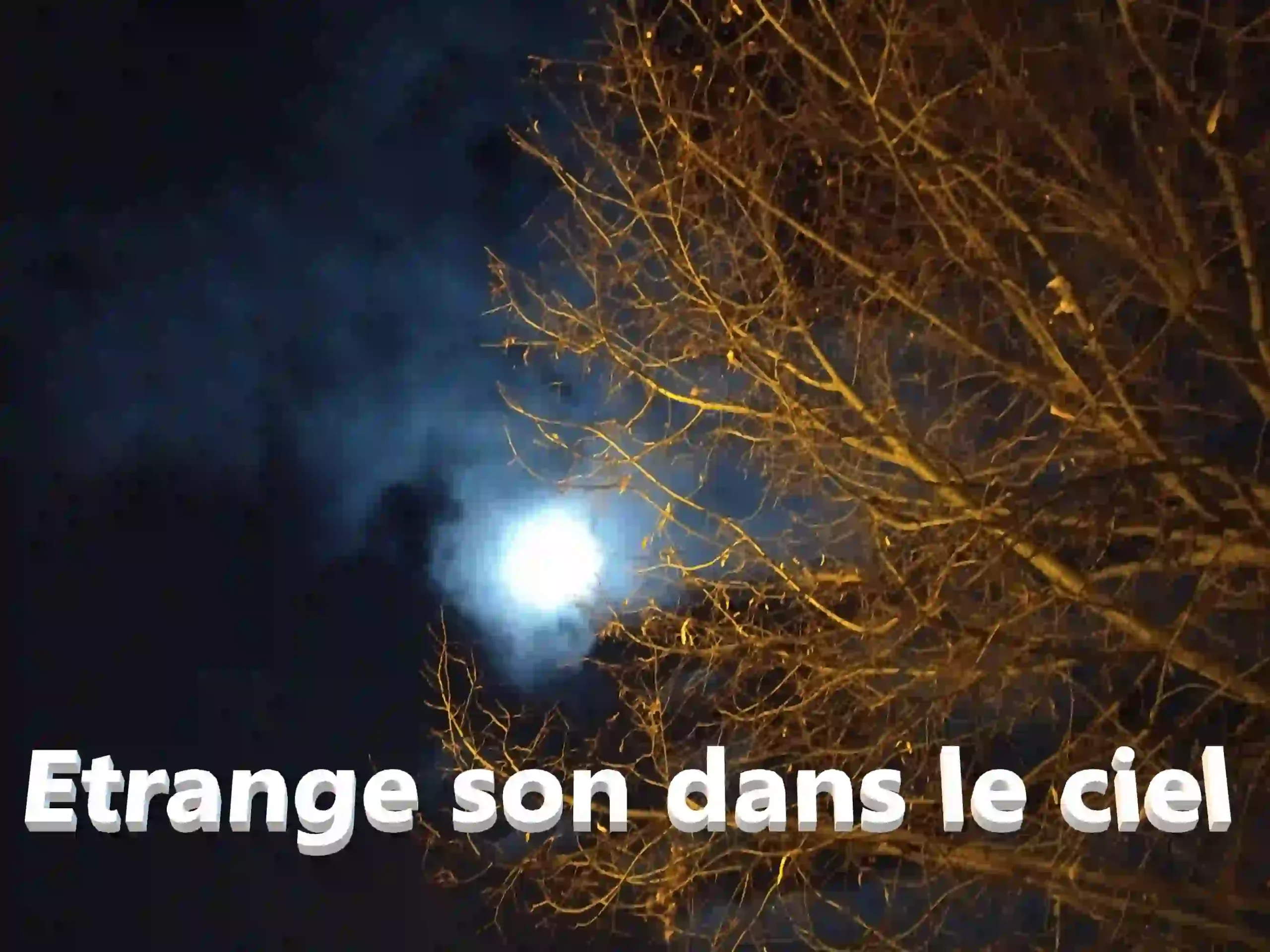 Sons mystérieux trompettes de l'apocalypse dans le ciel nocturne avec lune et nuages