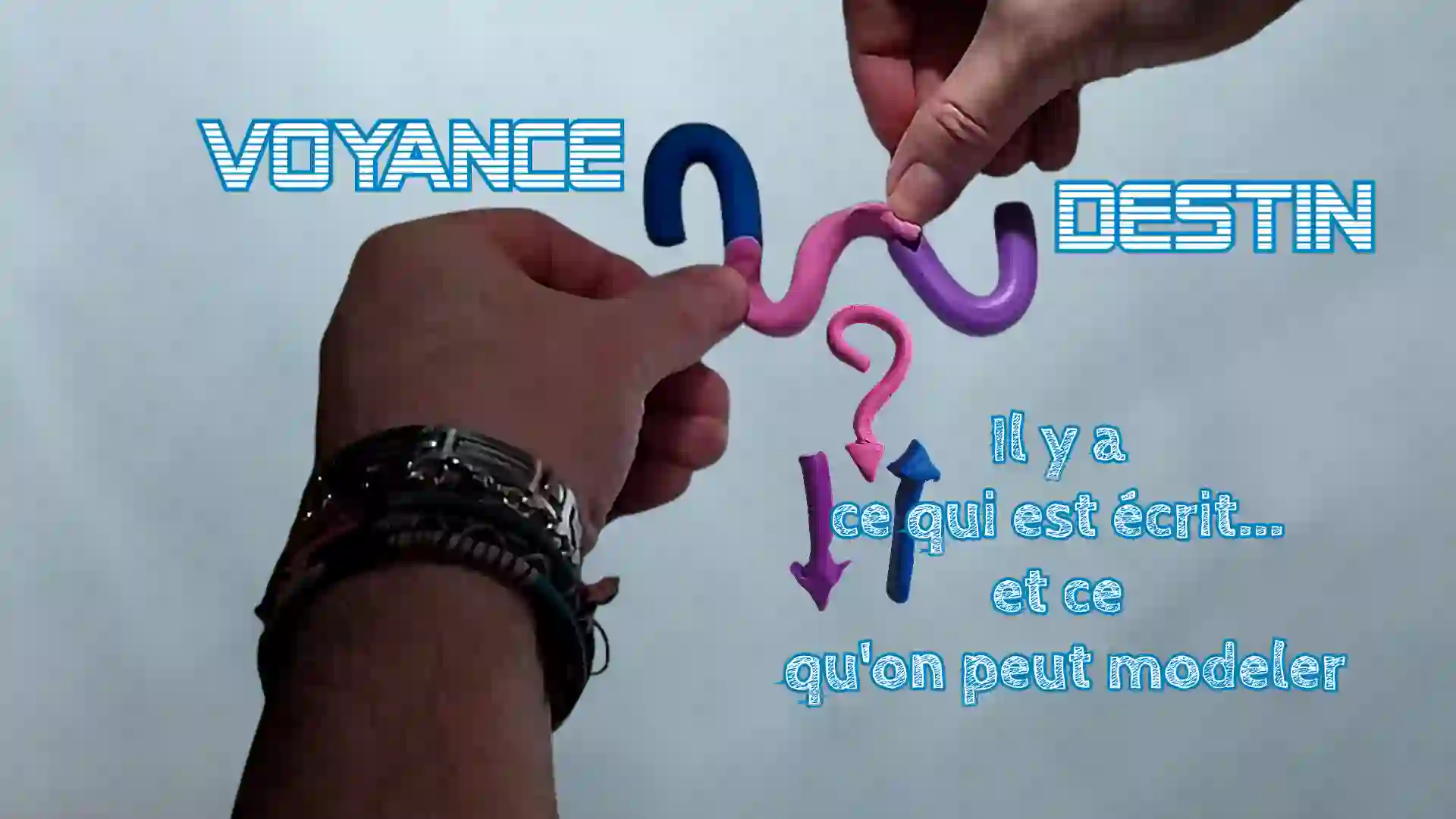 Voyance destin : mains malaxant de la pâte à modeler illustrant ce qui est écrit et ce qu'on peut modeler