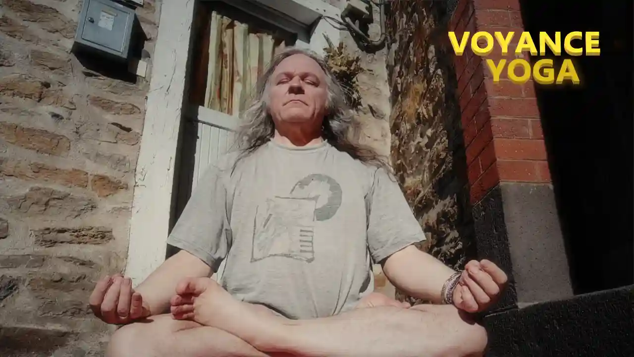 Voyante en position lotus pratiquant la neutralité intérieure avant une séance de voyance